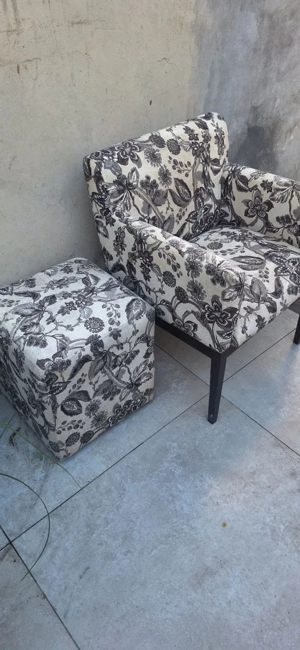SOFÁ DE UM LUGAR COM PUF