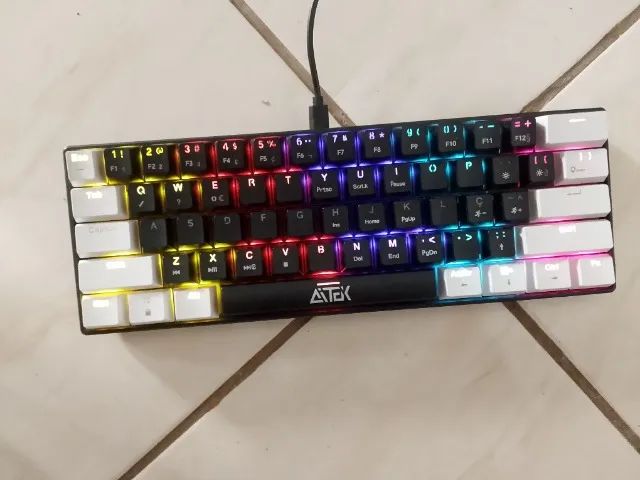 Teclado 60% preto e branco