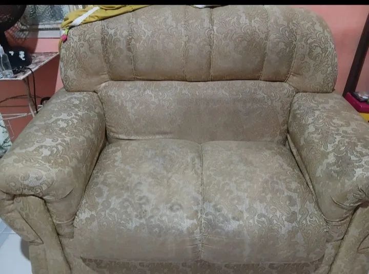 Sofa 2 lugares ,em bom estado ! Nao é sofa leve ,isso significa que a madeira é boa 