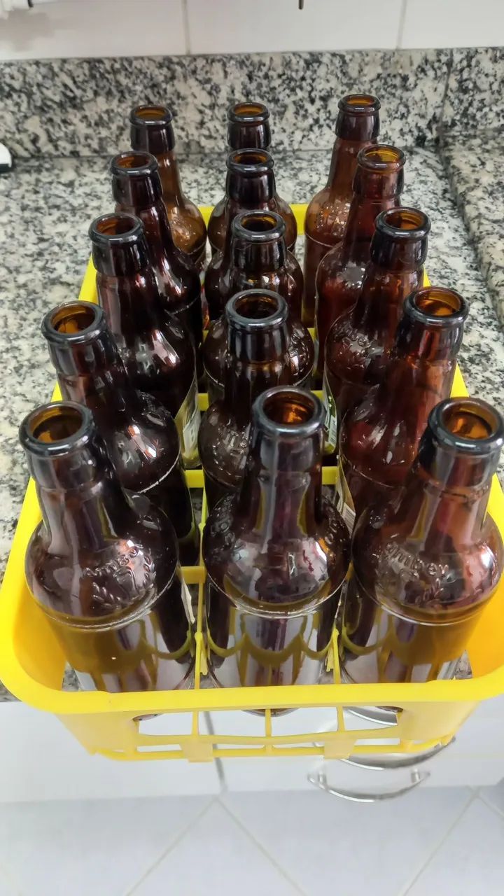 Caixa com vasilhames 