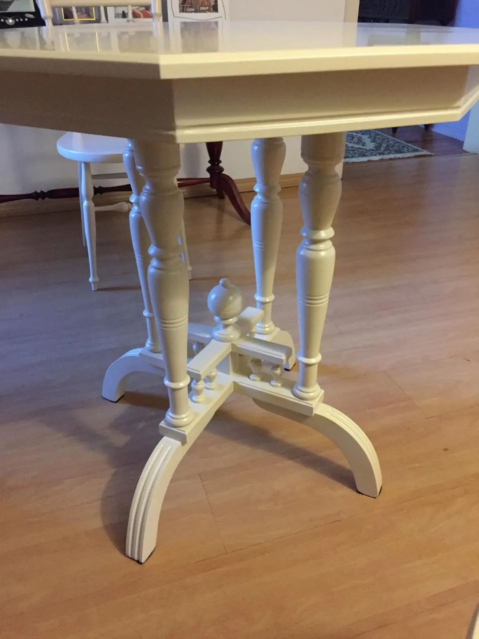 Lindo conjunto antigo de mesa e cadeiras - Foto 2