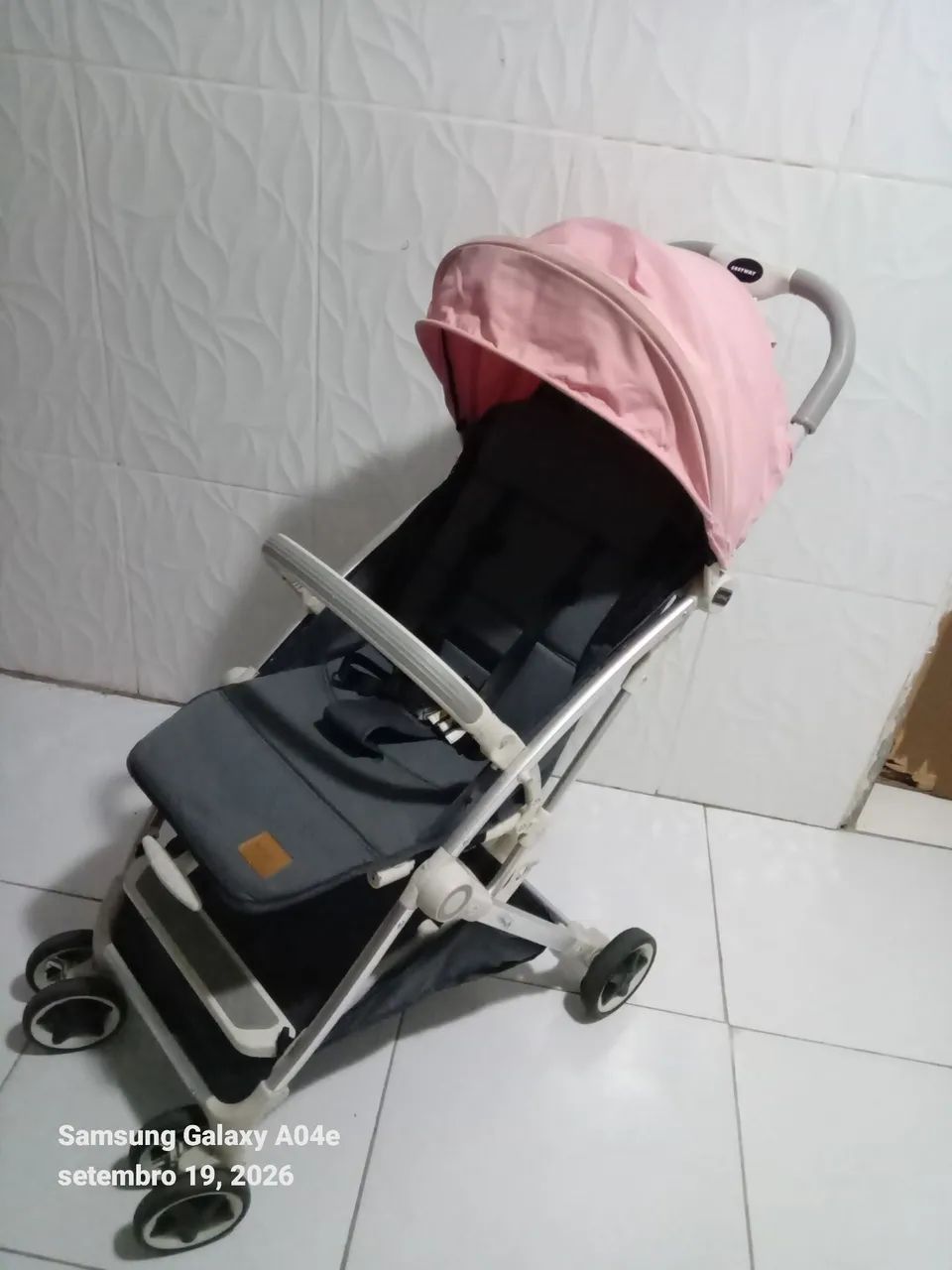 Carrinho de bebê semi novo compacto 