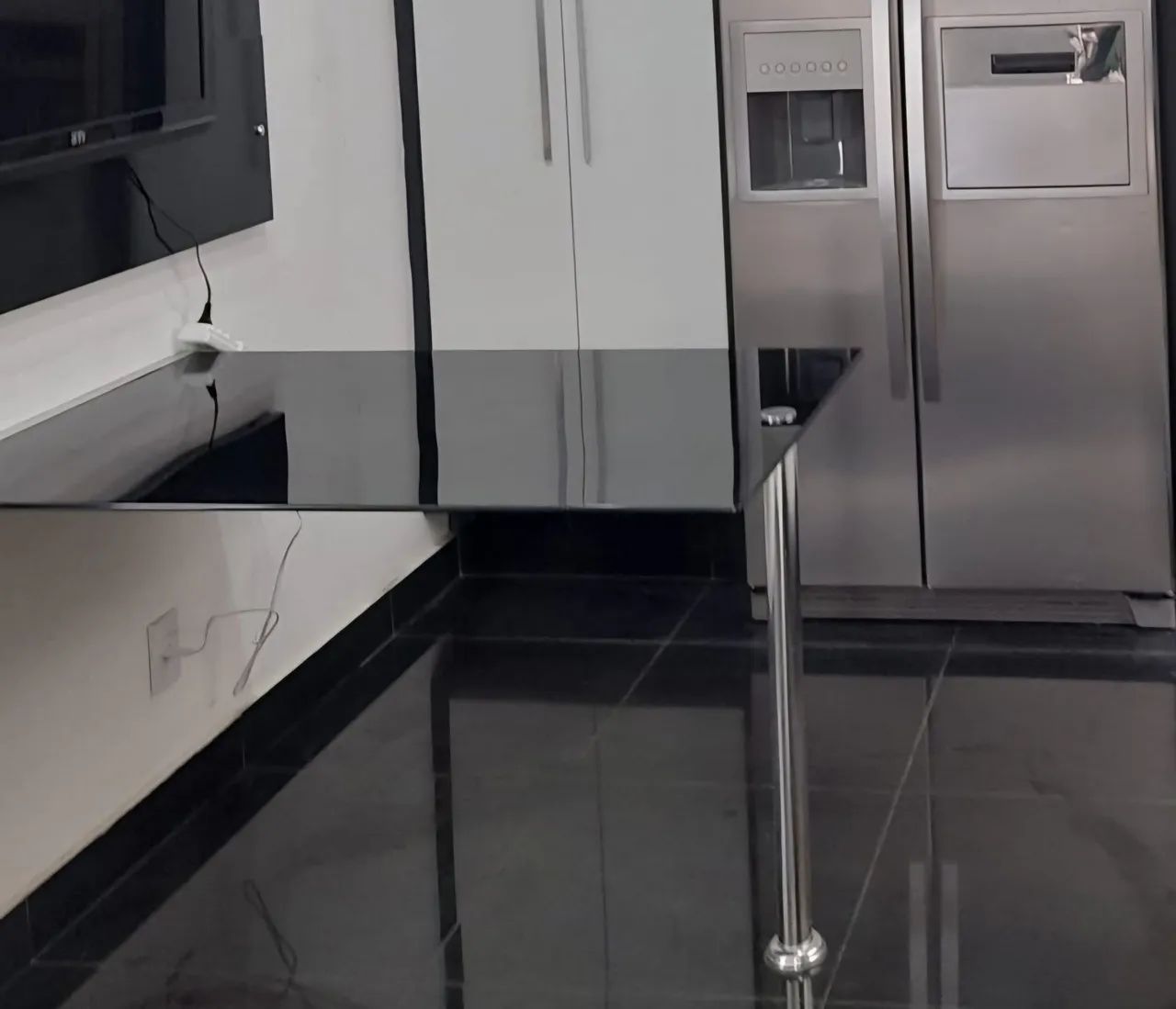 Mesa de vidro suspensa com fixação embutida e pé cromado 1.20x0.80