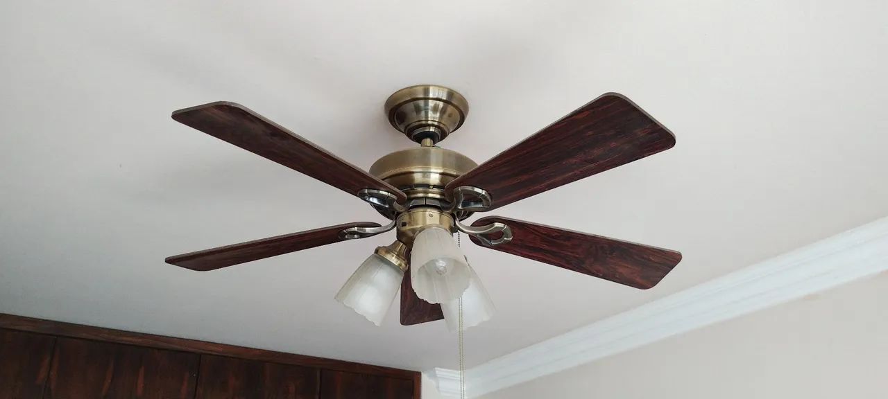 Ventilador de teto Hunter com luminária, 5 pás