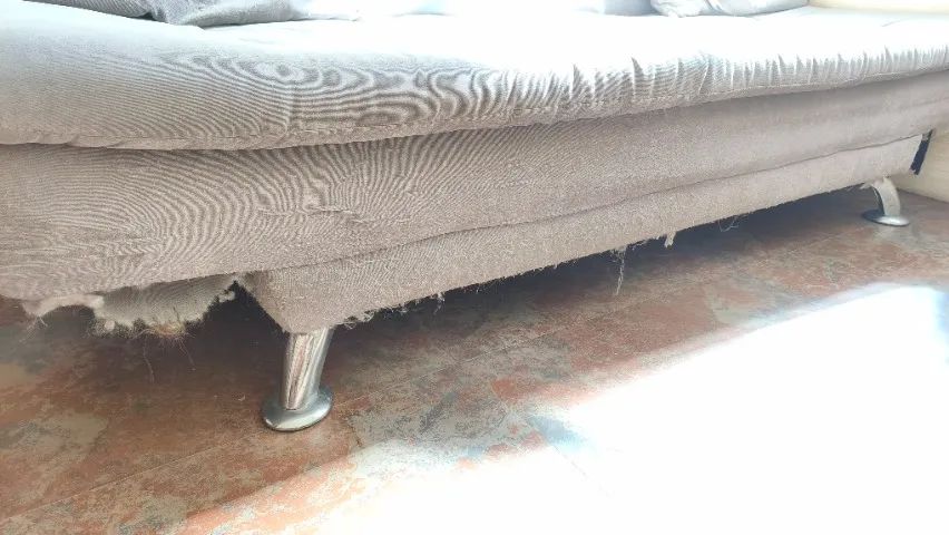 Sofá-cama Suede Cinza em bom estado - Foto 4
