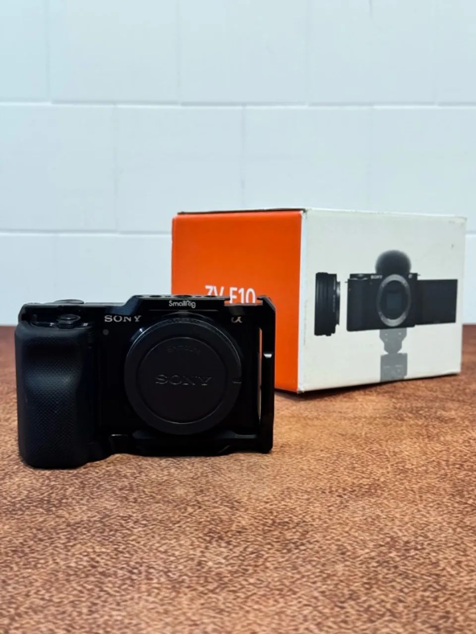 Sony ZV-E10 4K com cage (sem lente)