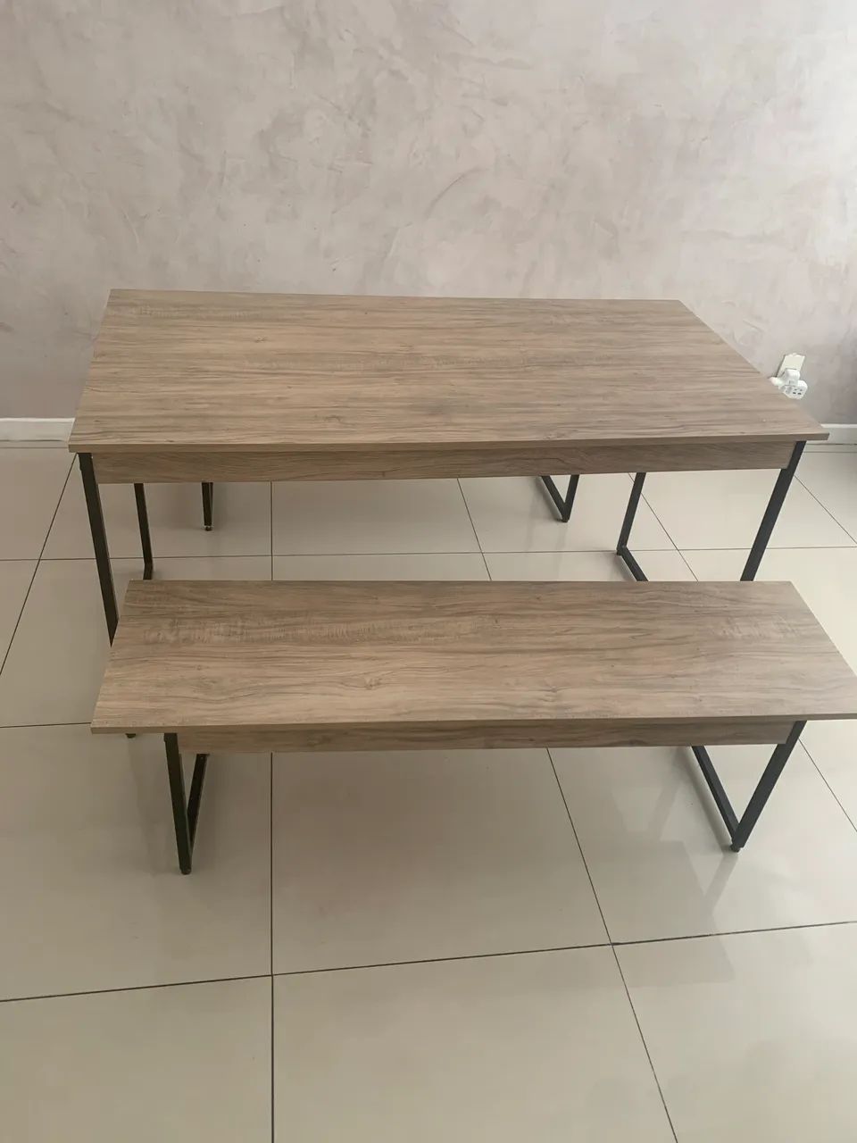 Mesa linda de jantar com bancos 
