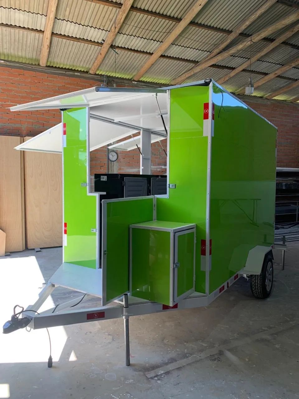 Semi-new trailer65606298653187121