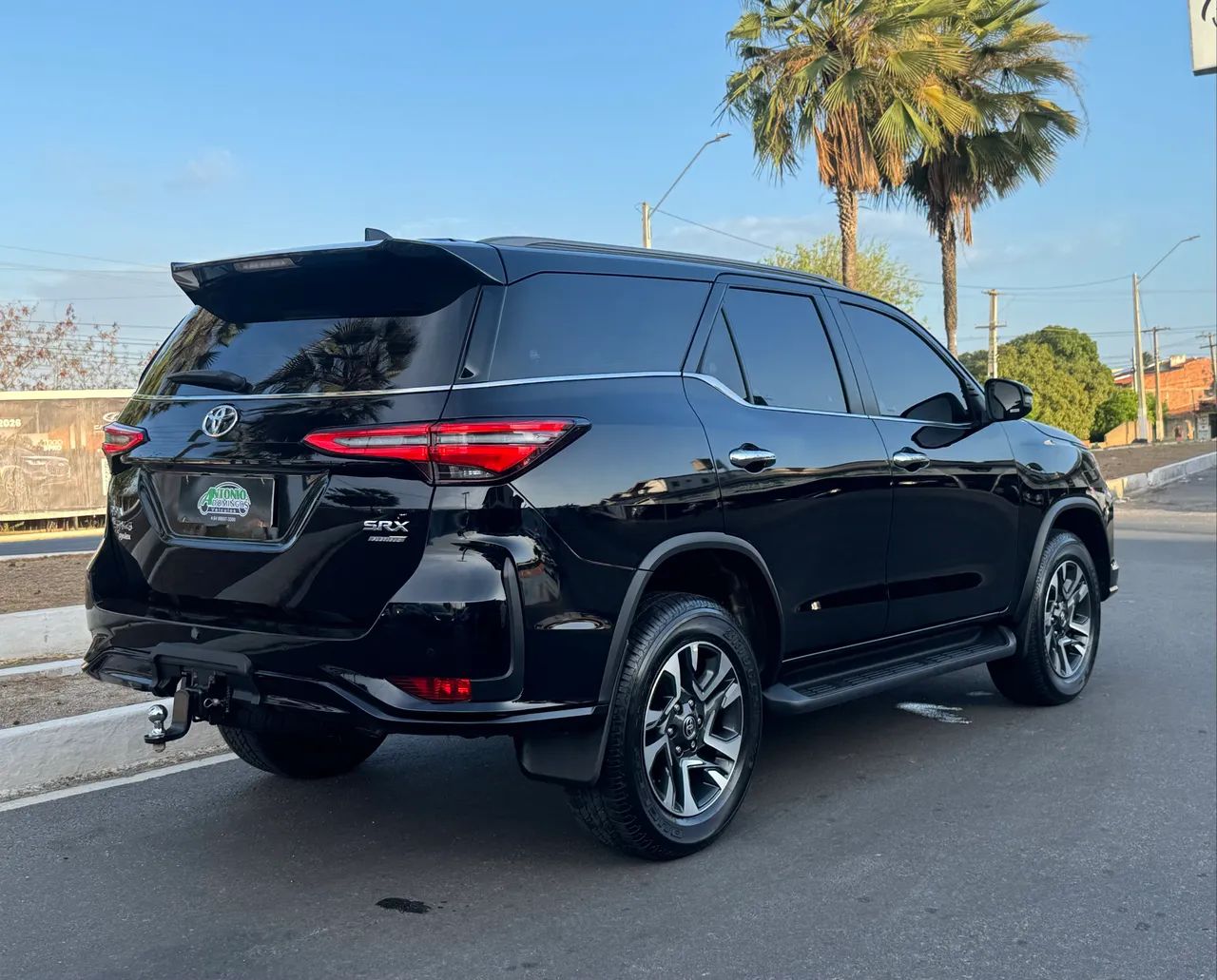 Toyota Hilux SW4 SRX Plat. 4X4 2.8 TB Die. Aut. 2025 - Foto 4