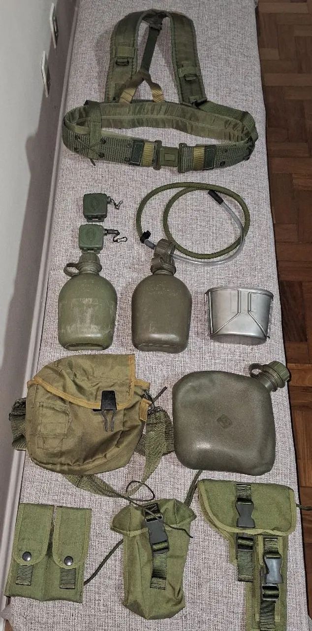 Material de acampamento cantil suspensório e mais itens