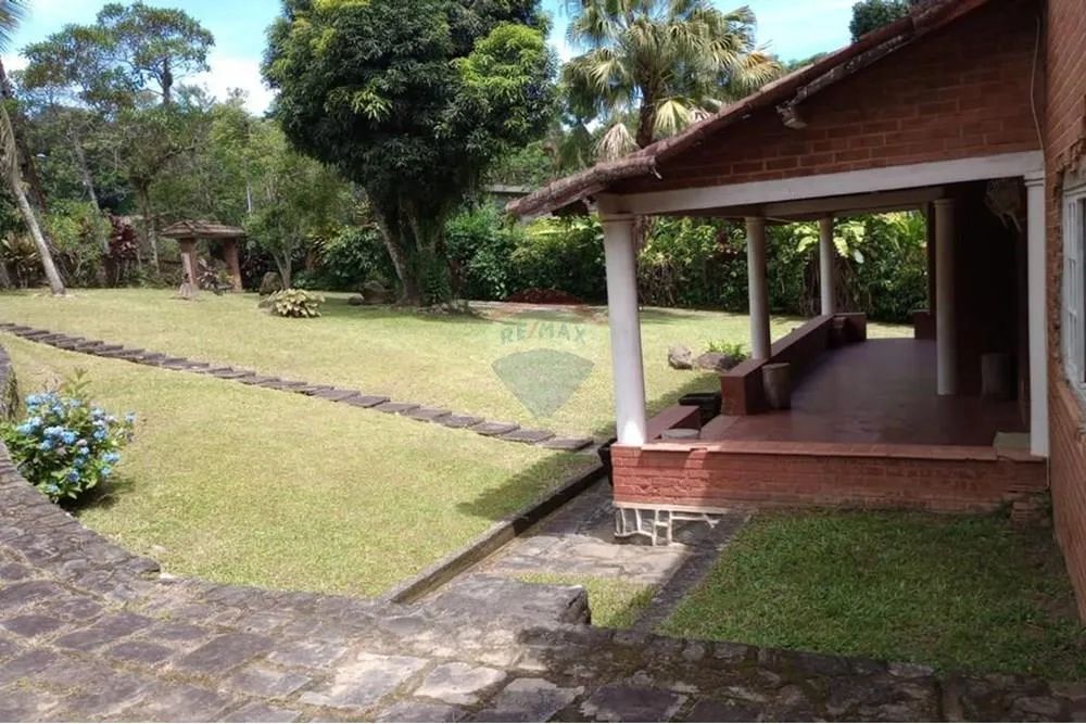 Linda casa de campo em Teresópolis, com um rio, campo de futebol piscina e um grande galpã - Foto 5