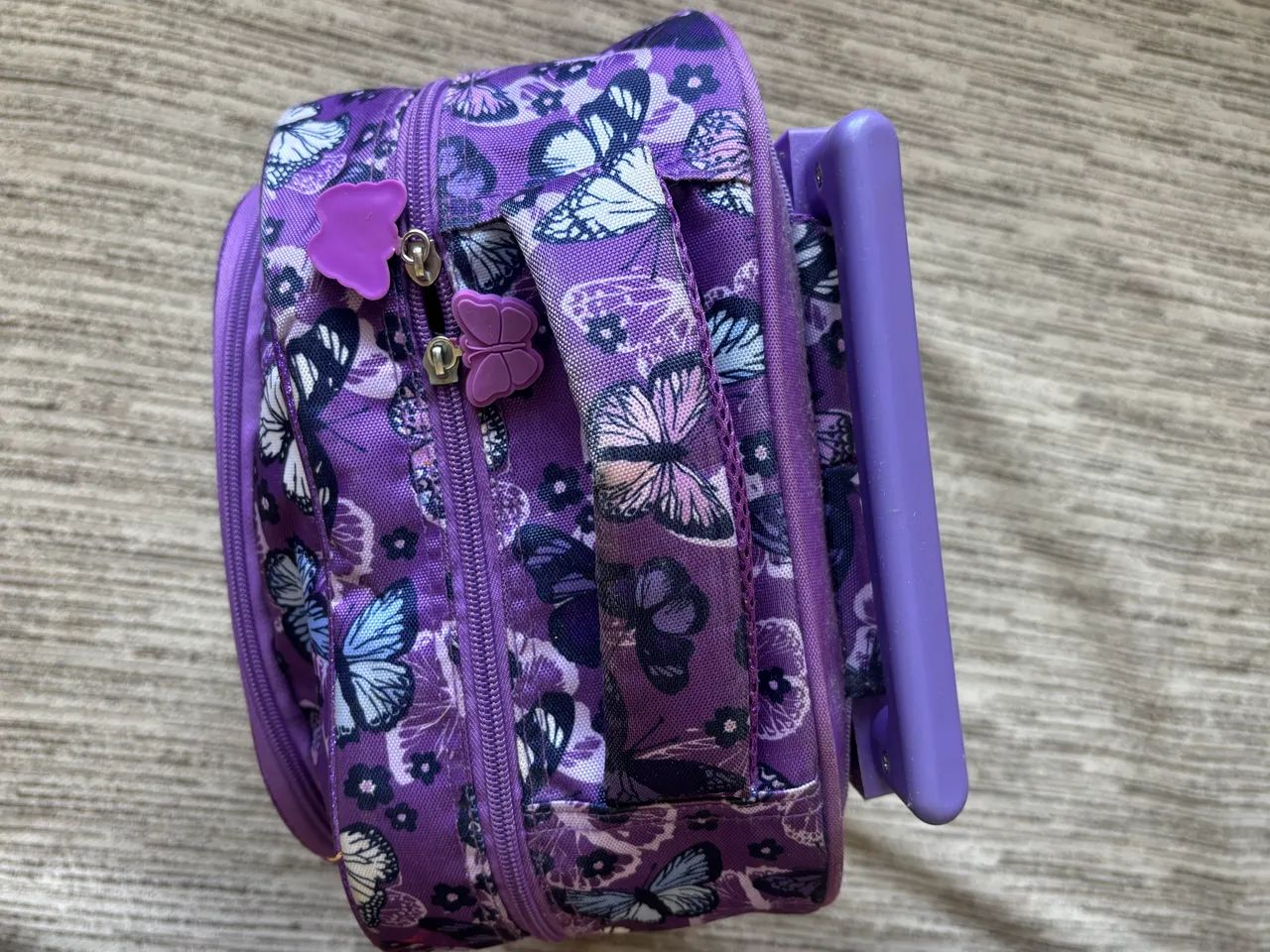 MOCHILA DE RODINHAS ROXA BORBOLETA - Foto 5