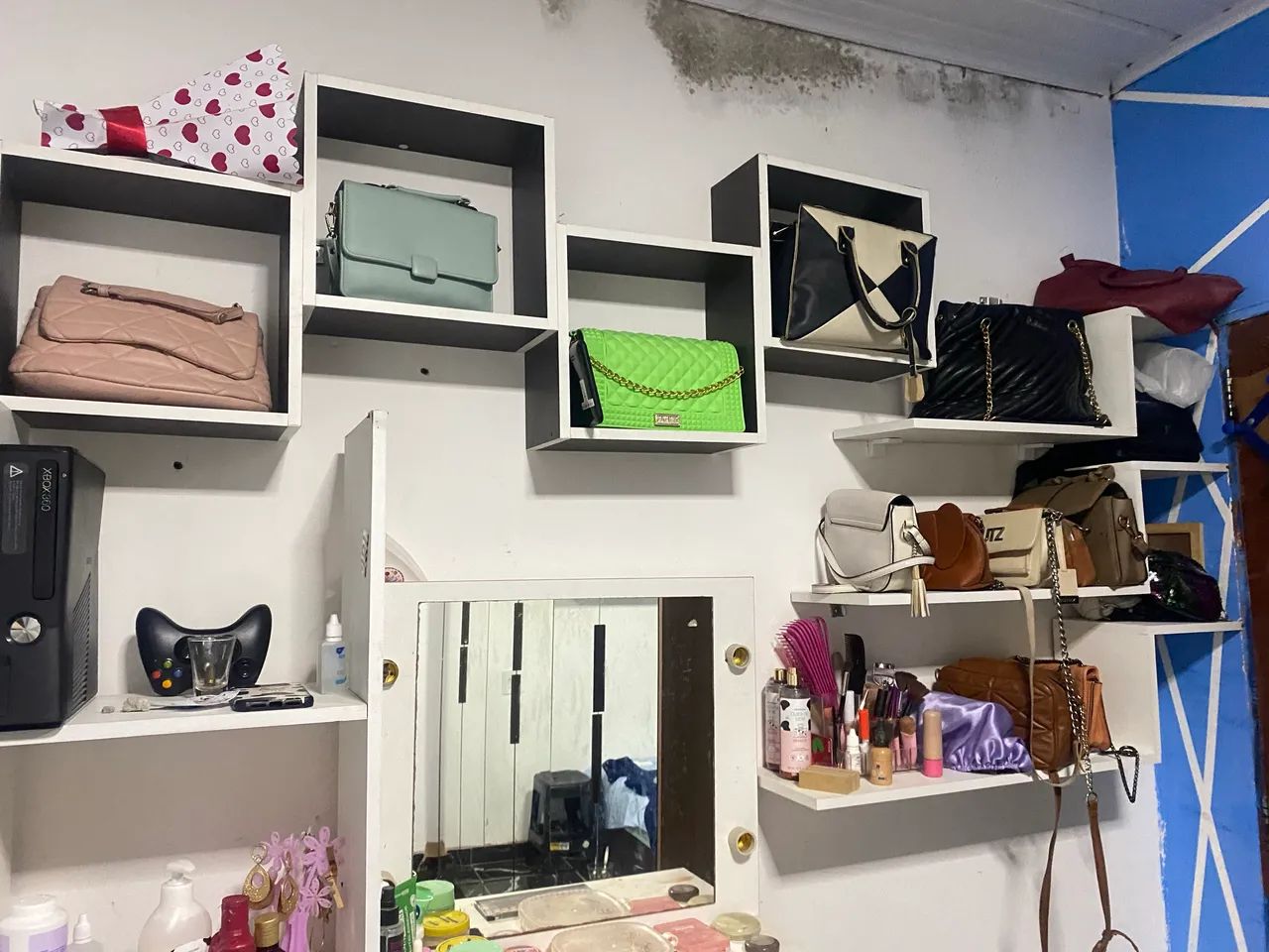 Camarim e prateleiras 