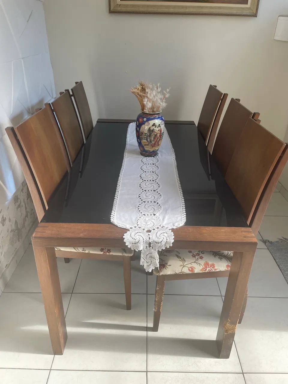 Conjunto de mesa com 6 cadeiras em madeira 