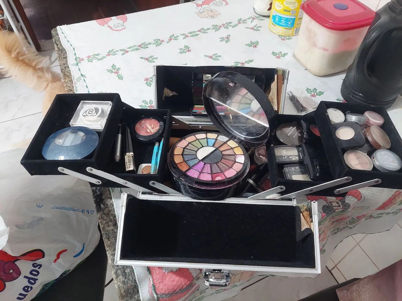 Vendo maleta  com várias maquiagem  - Foto 3