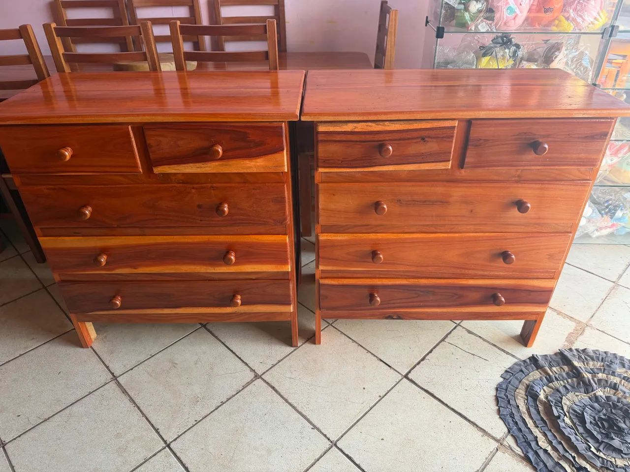 Comoda 5 gavetas nova em madeira  - Foto 2