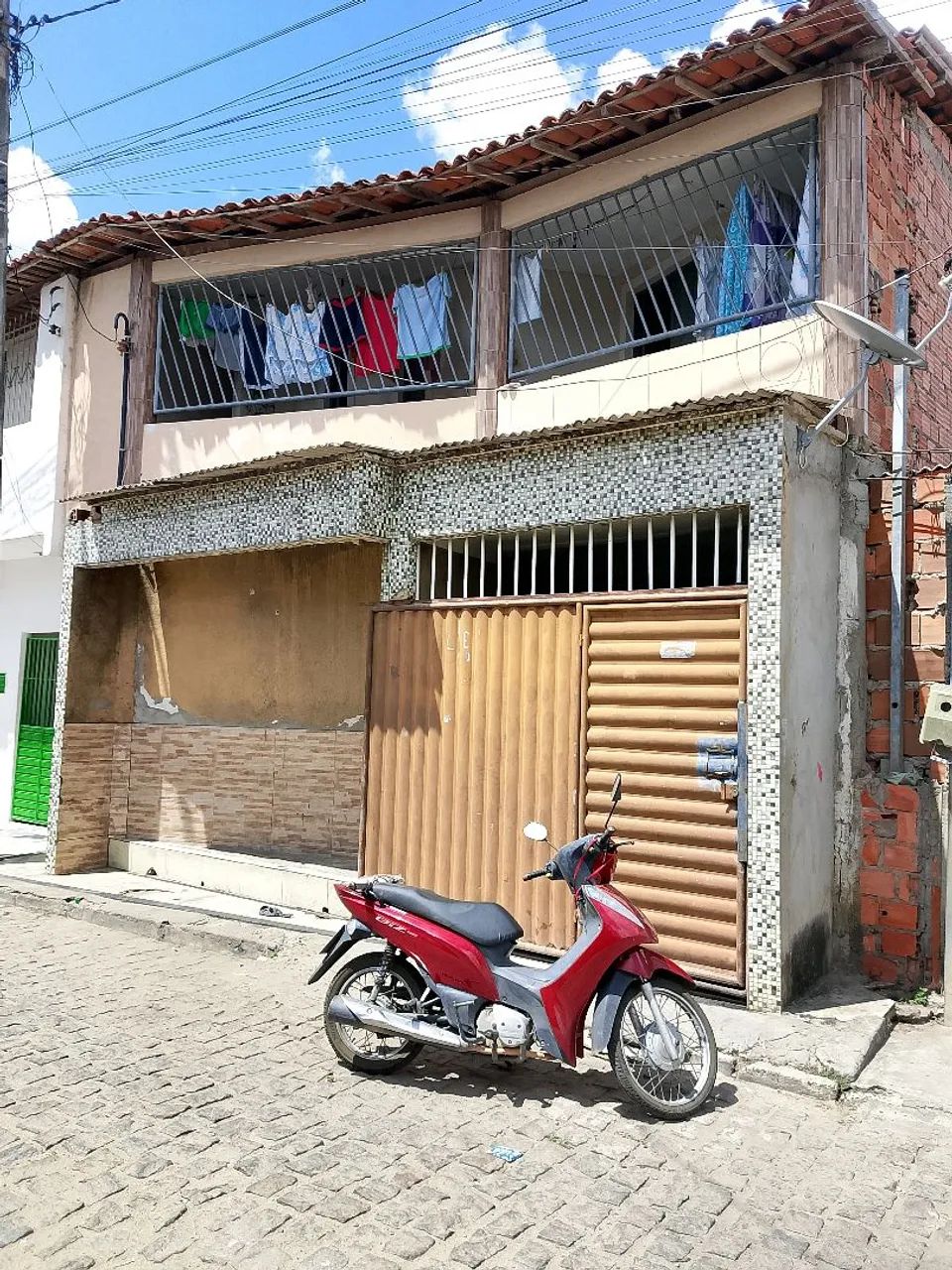 Prédio com três casas.