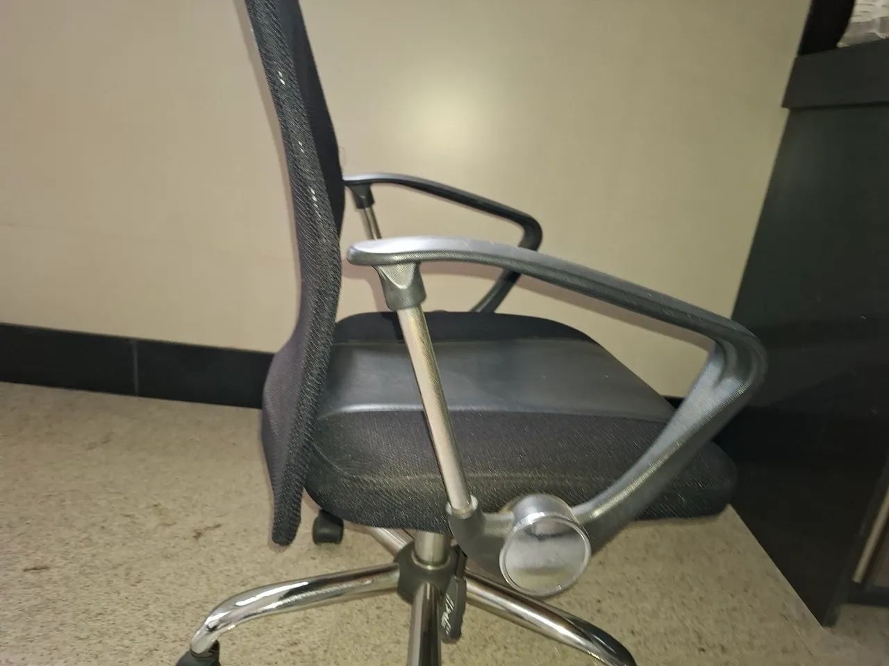 Cadeira de escritório nova.
