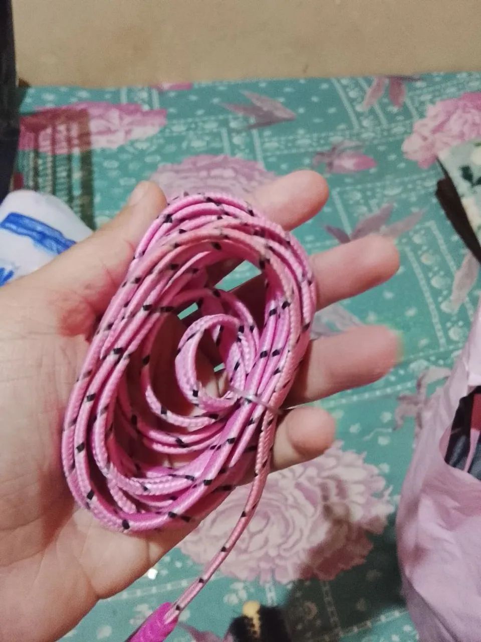 Vendo carregador de fone por 10.00 ele e novo