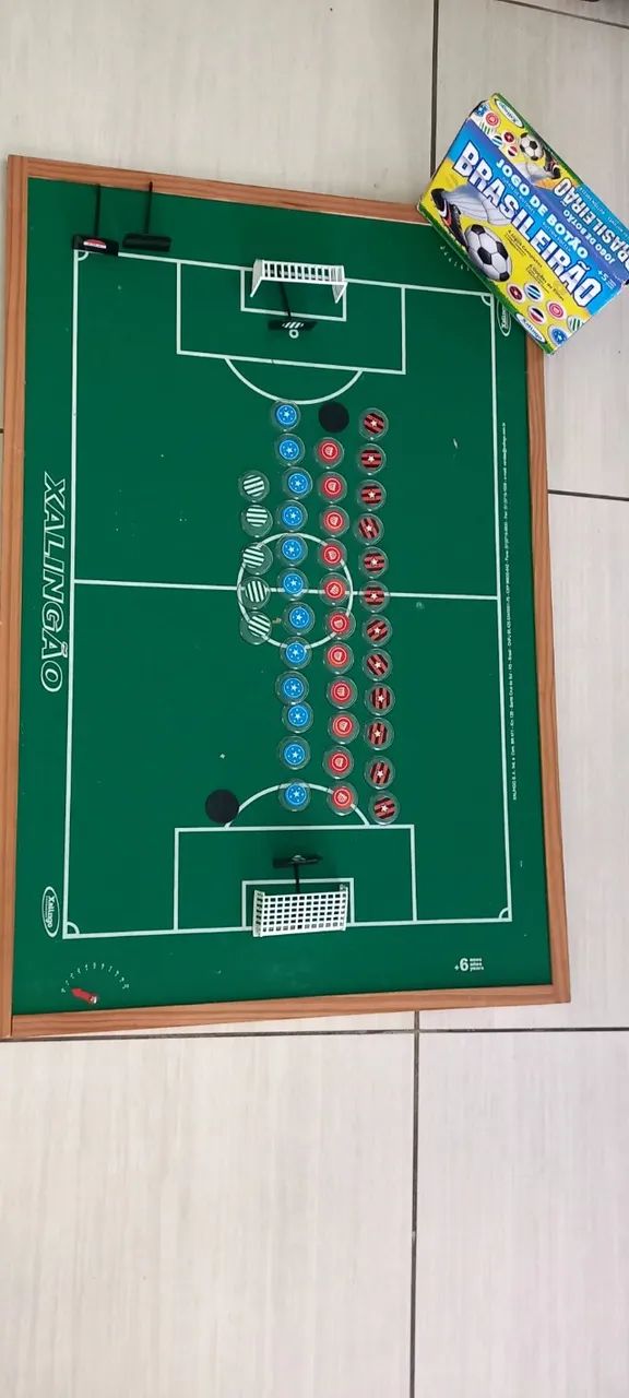 Jogo de botão com tabuleiro