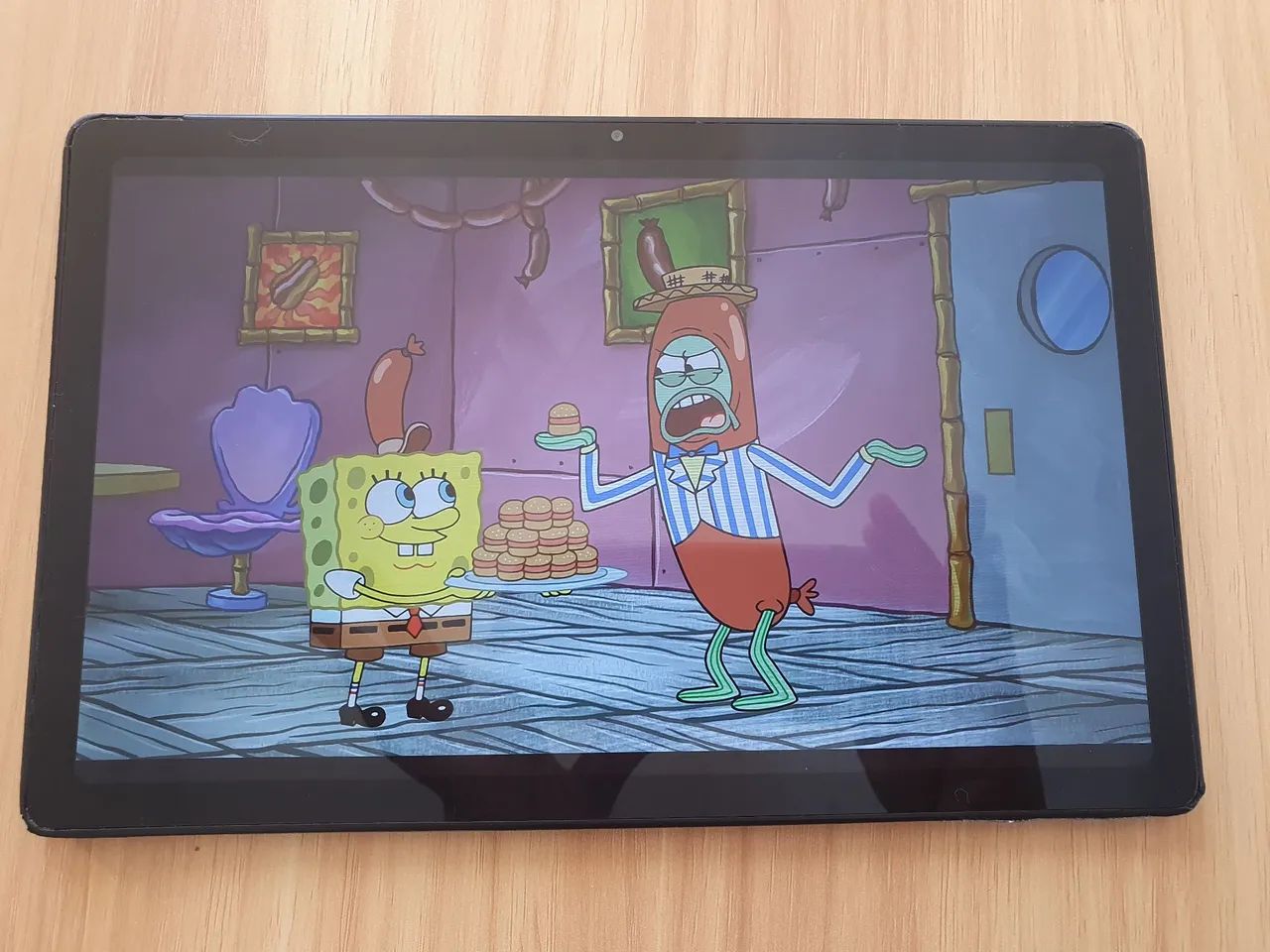 Tablet A7, com marcas de uso mas funcionando