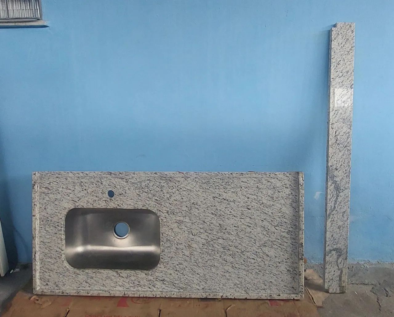 Pia granito com cuba inox e acabamento - Foto 2