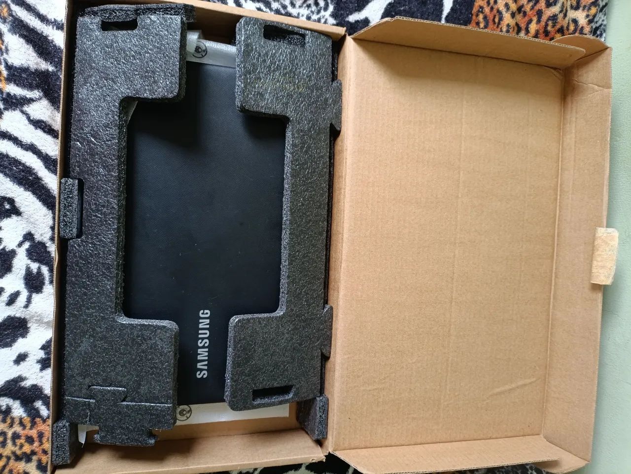 Notebook Samsung com caixa -tela grande - muito conservado!