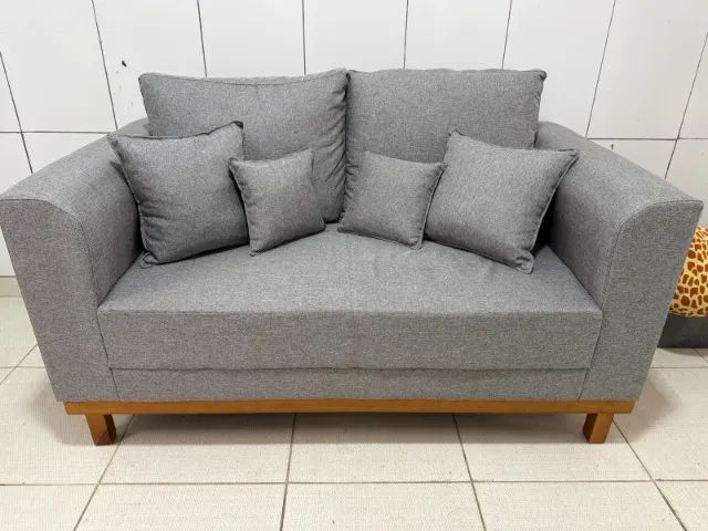 Sofá 2 Lugares Beny Base de Madeira Linho Cotton Cinza Rr