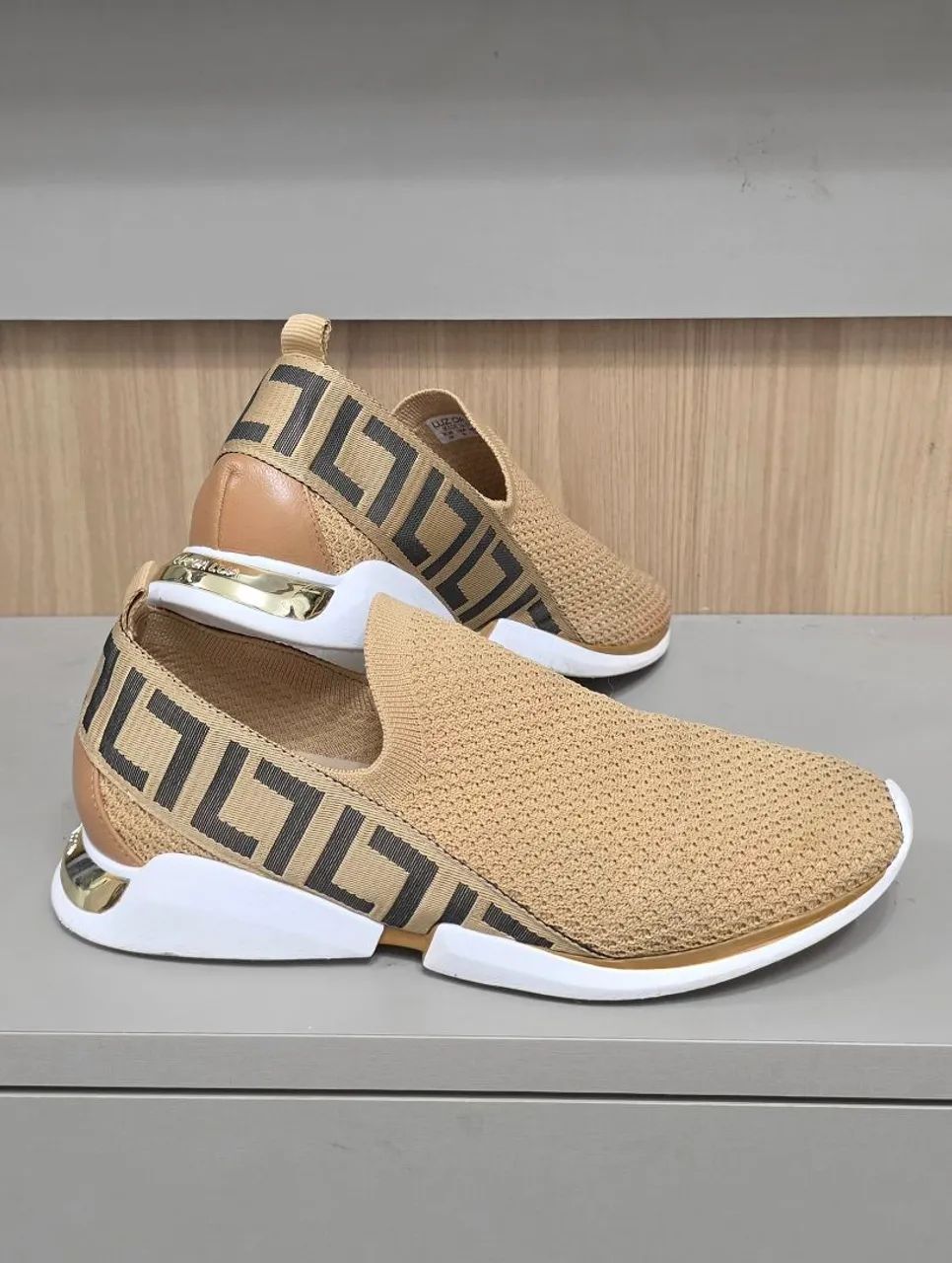 Tênis feminino casual -  Luz da Lua