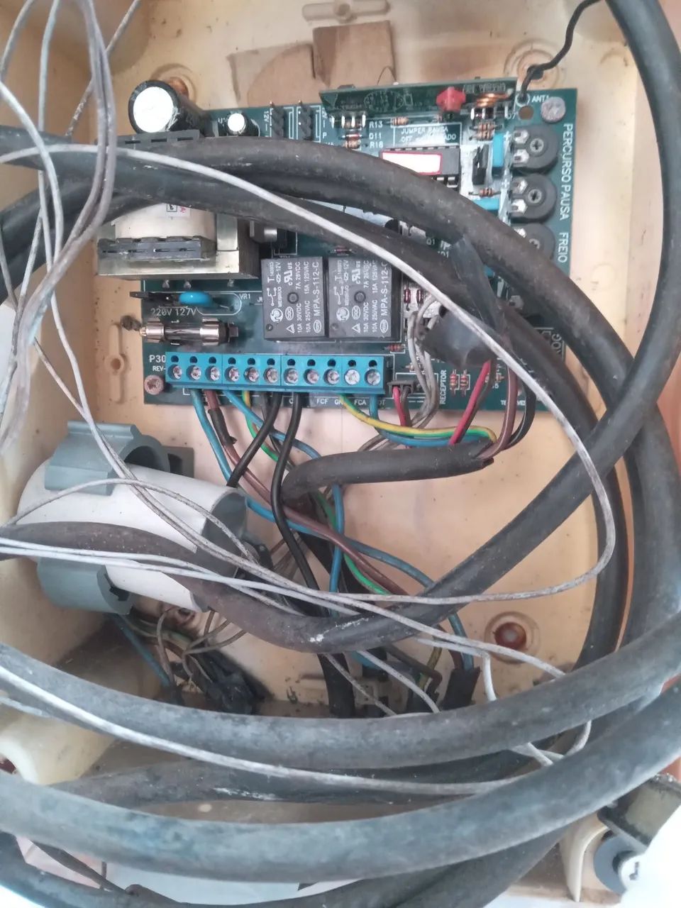 MOTOR DE PORTÃO ELETRÔNICO  COM GRAMALHEIRA E PLACA DE. ELEVAÇÃO 
