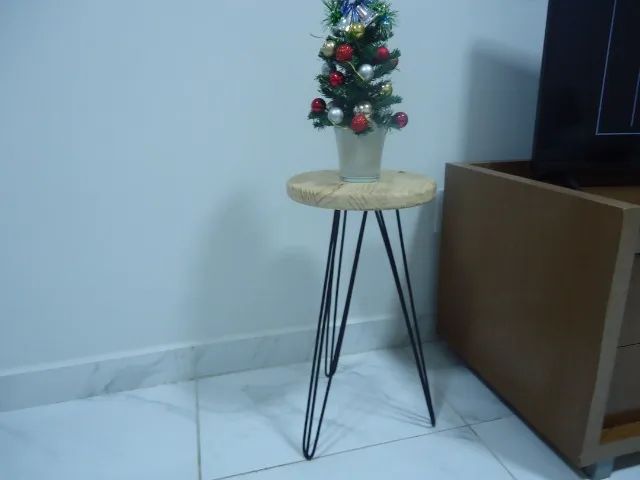 Mesinha de canto tripé