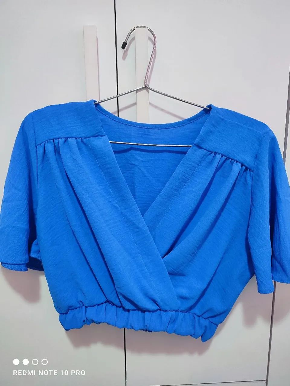 Blusa Cropped azul decote transpassado 
