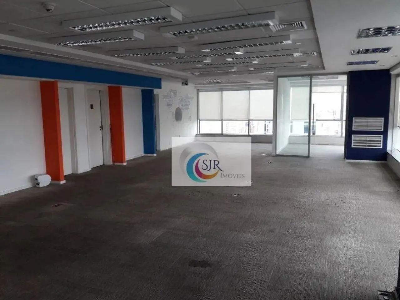 Sala comercial de 300,00m² com divisórias, piso elevado, ar condicionado central e 10 vaga