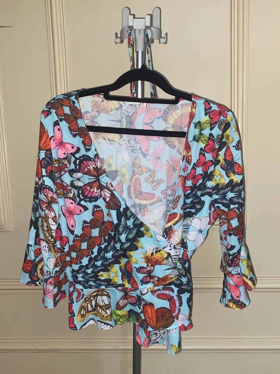 Blusa transpassada Limelight borboletas M - Foto 2