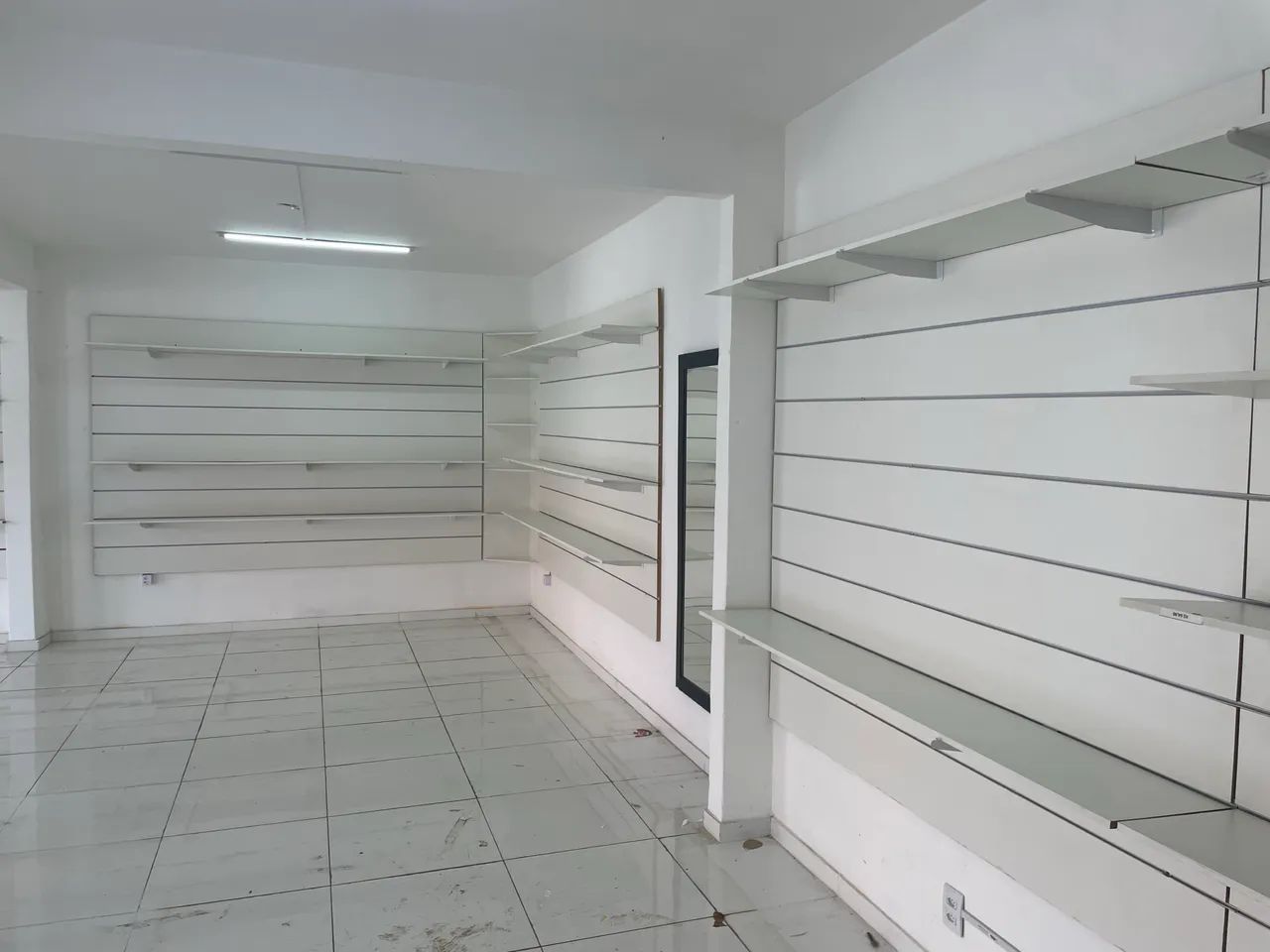 Painéis Canaletados com prateleiras para loja. - Foto 3
