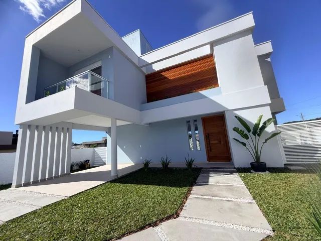 Vendo Linda Casa em Condominio Fechado.