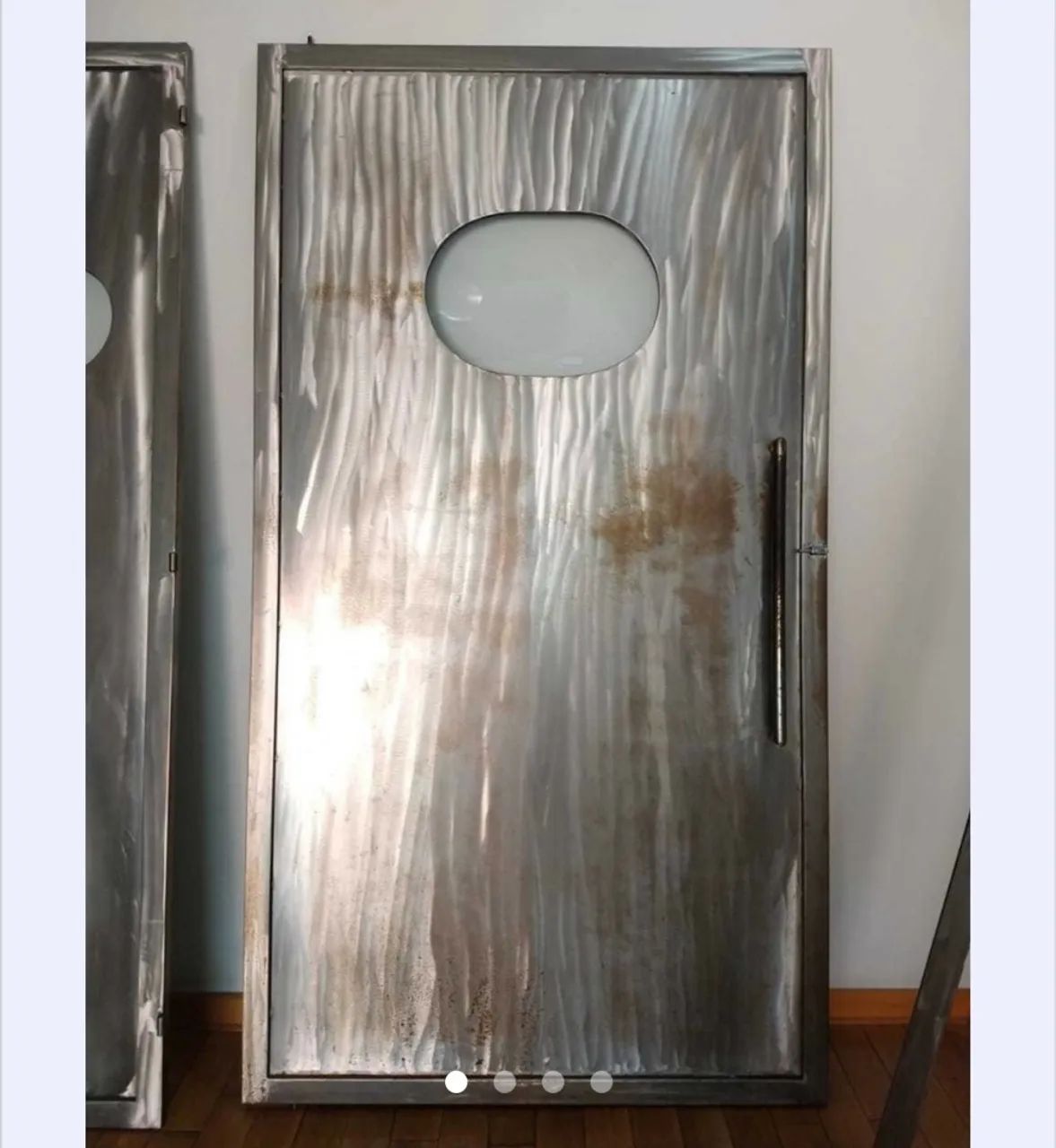 Porta pivotante industrial em aço escovado 