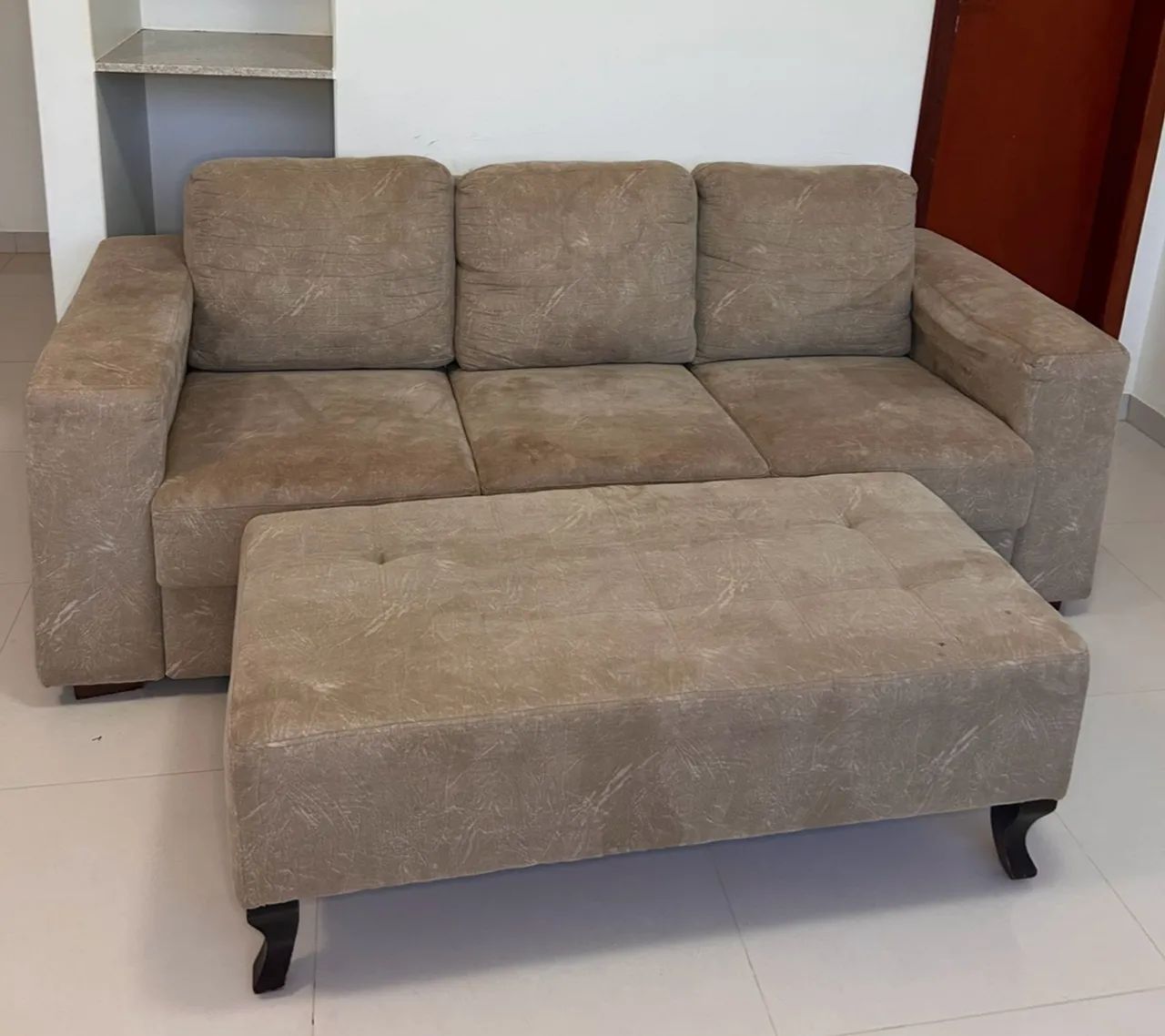 Vendo sofá 3 lugares com pufe - Foto 2