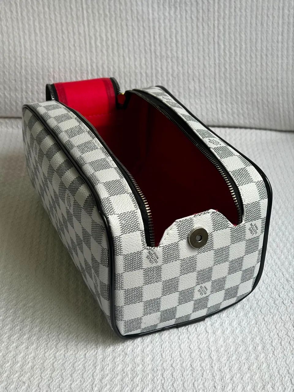 Necessaire branca Louis Vuitton 