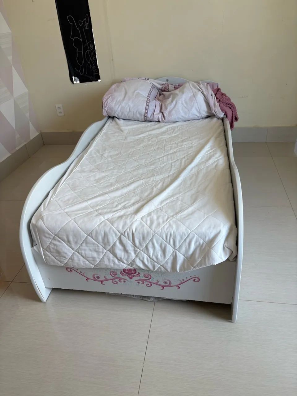Cama feminina com colchão e protetor (brinde )