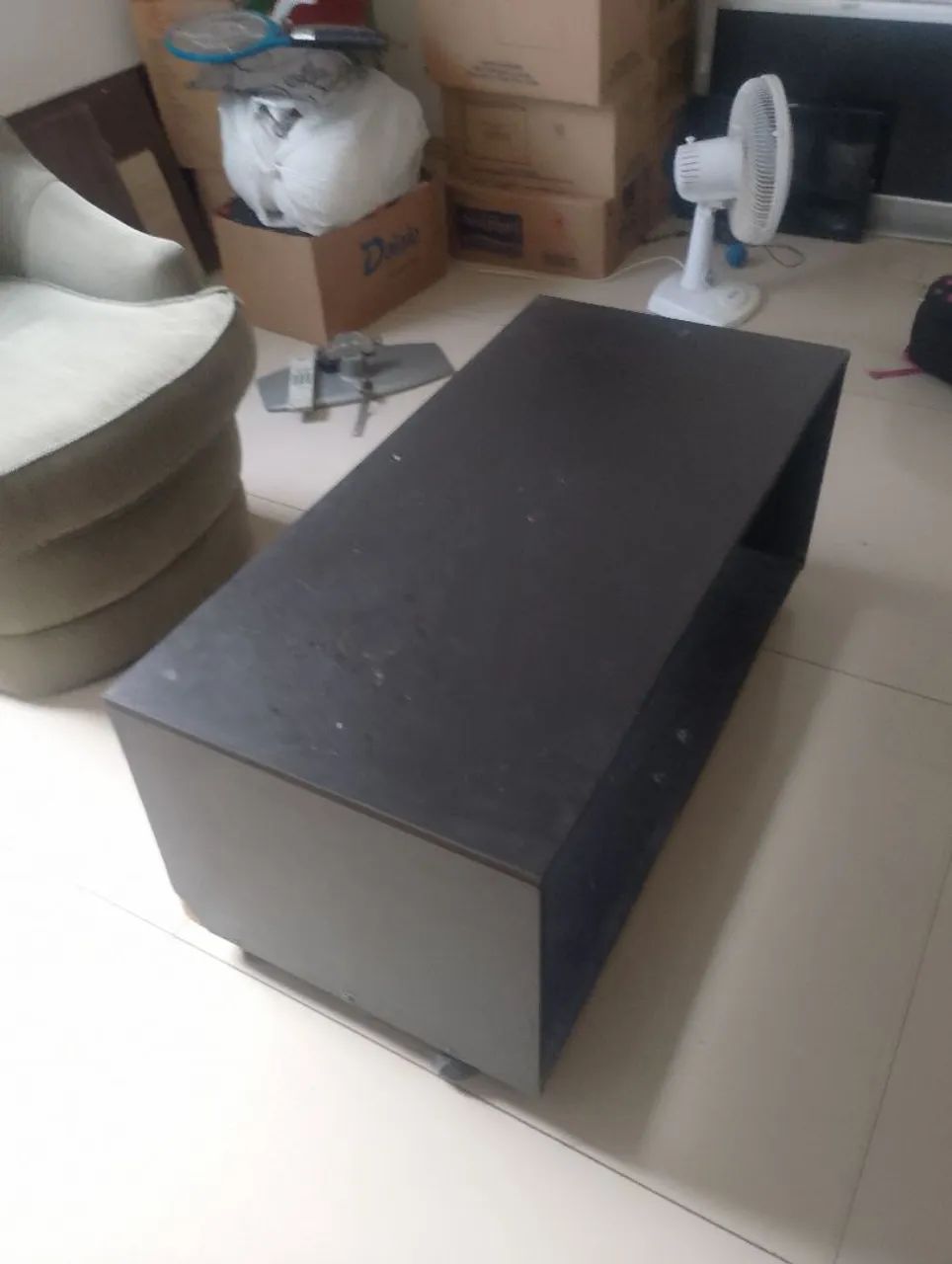 Mesa de centro preta com rodinhas 