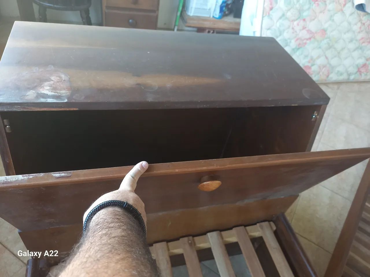 Cama em madeira com Baú e cama de apoio - completa com colchões  - Foto 3