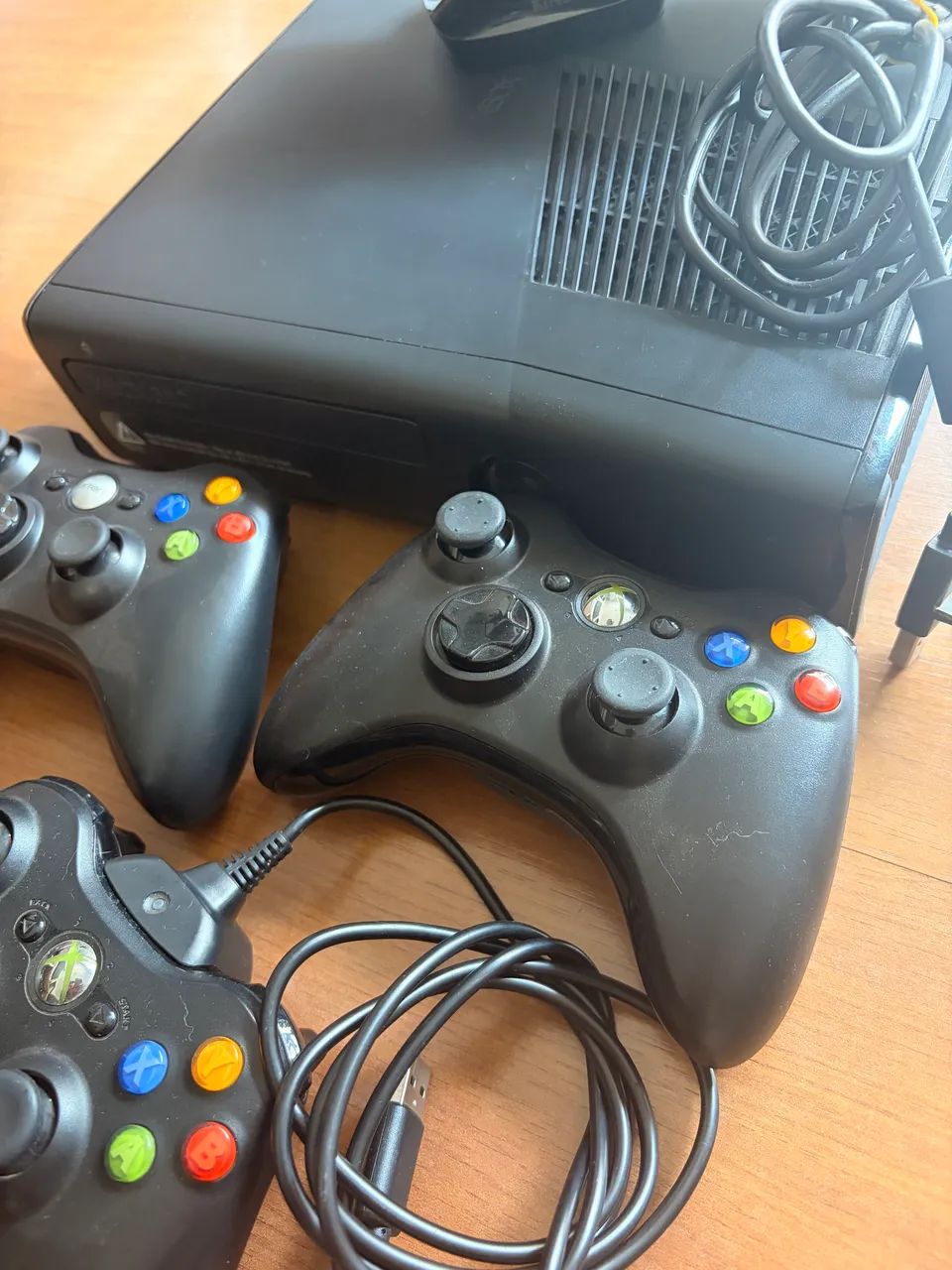 Xbox 360  e kinect com controles originais (travado) - Foto 4