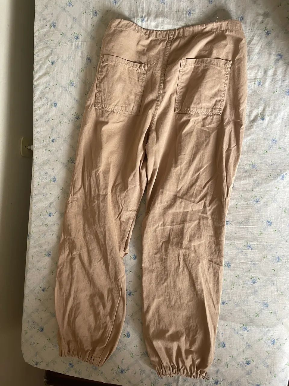 calça parachute bege c&a