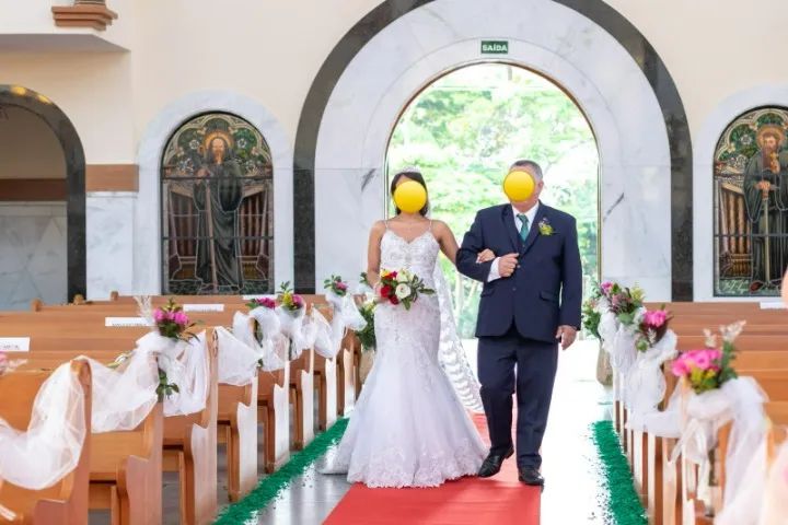 Vestido de noiva branco e acessórios
