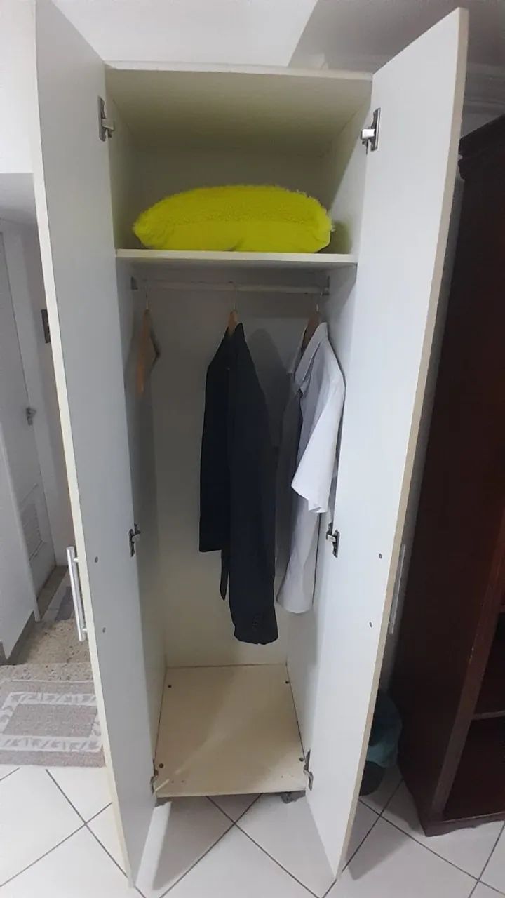 Armário em mdf com rodízio, prateleira e cabideiro