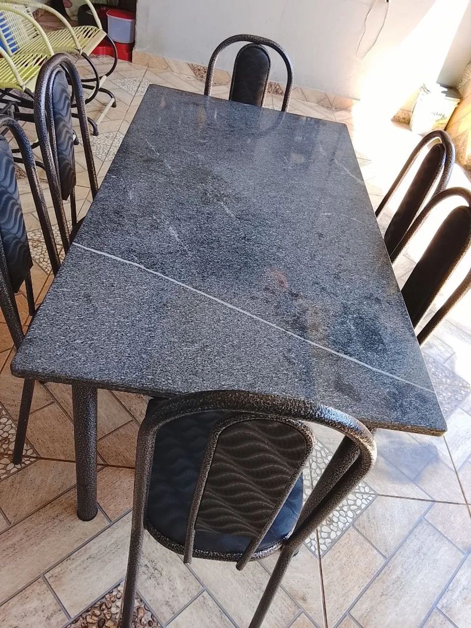 Vendo um jogo de mesa de mármore com seis cadeiras  - Foto 3