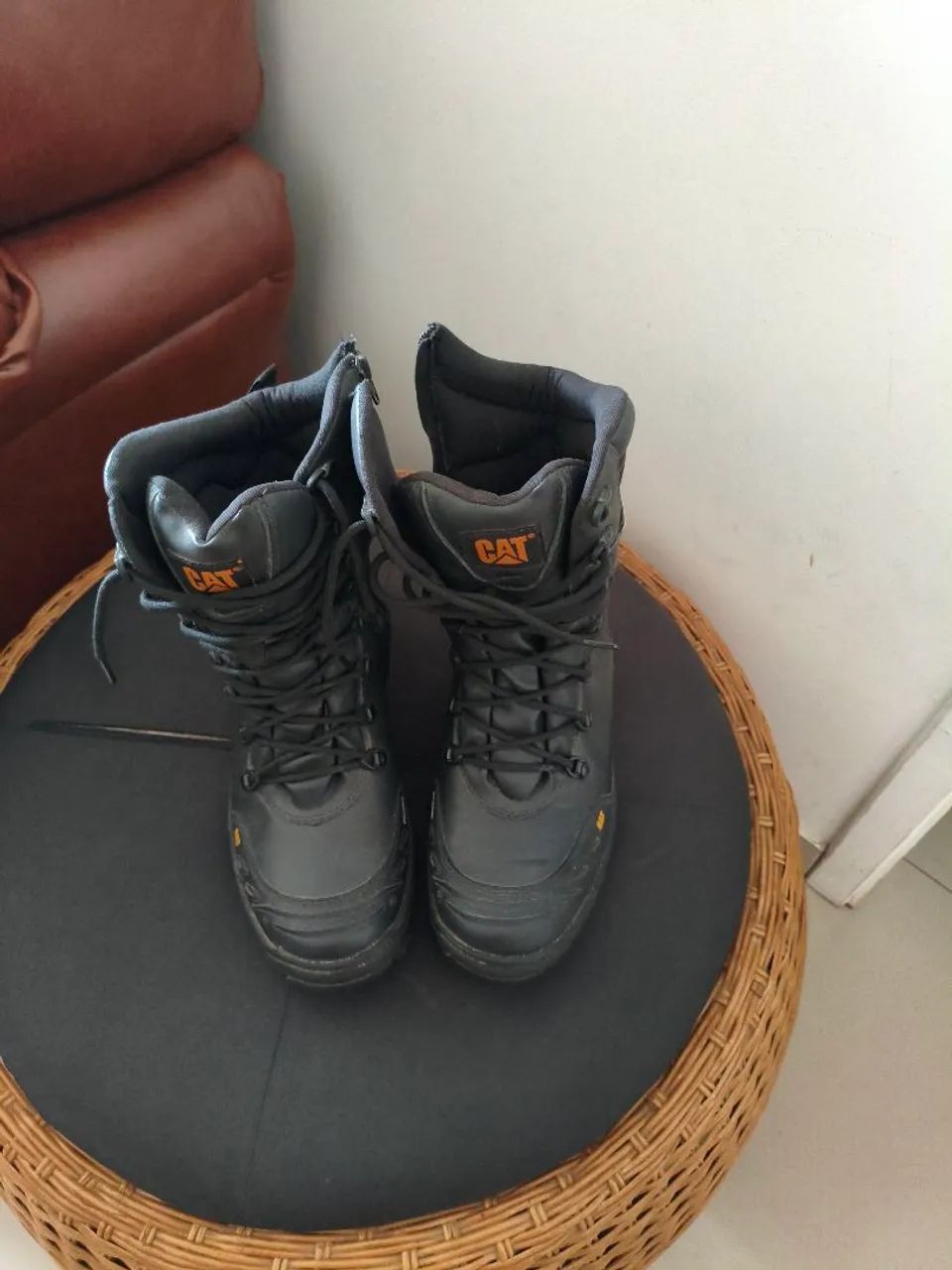 Bota coturno semi nova com pequenas avarias que saem com graxa ótima para Vigilantes / B.C