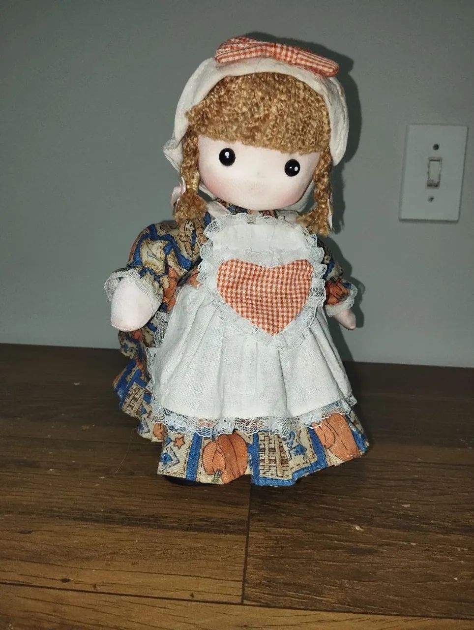 boneca de pano com caixa de músical