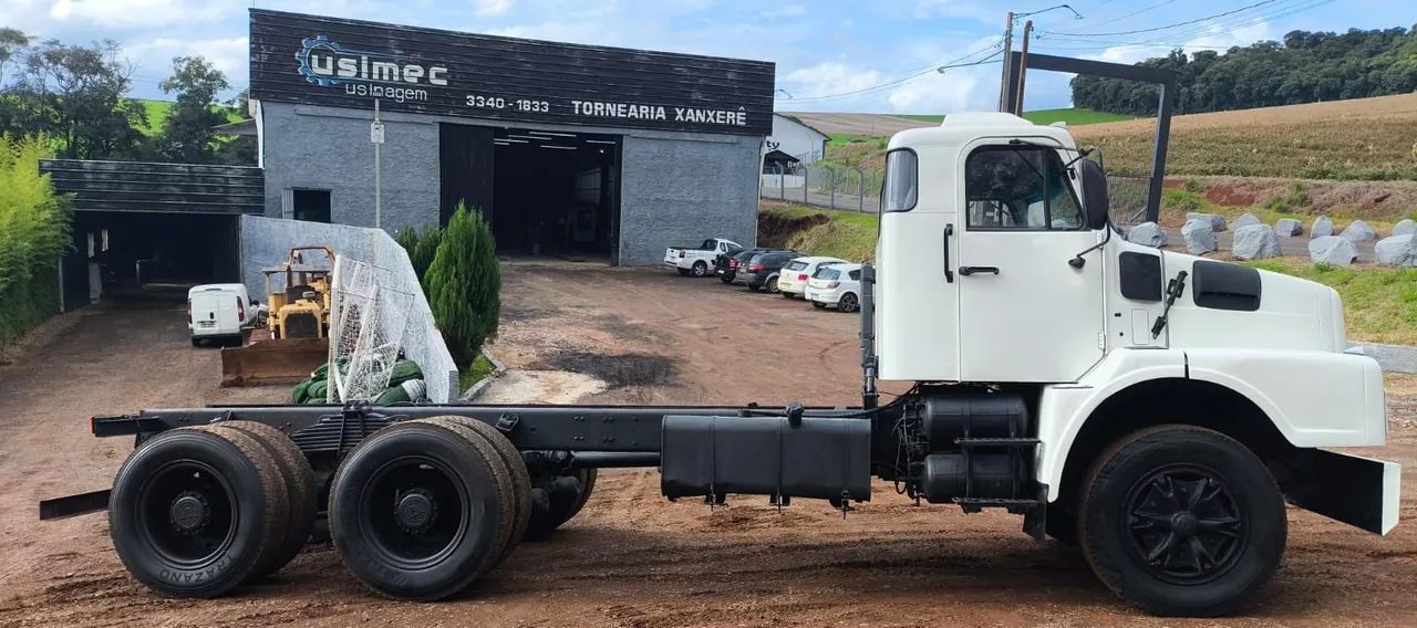Volvo N10 Traçado 6x4 caçamba  - Foto 4